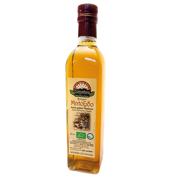 Unfiltered apple cider vinegar with amber color in a 500ml glass bottle