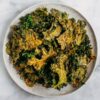 Kale chips λαχανίδας σε πιάτο μια πρόταση σερβιρίσματος