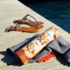 Τα vegan μπισκότα σοκολάτας πάνω σε μιά πετσέτα παραλίας το καλοκάιρι