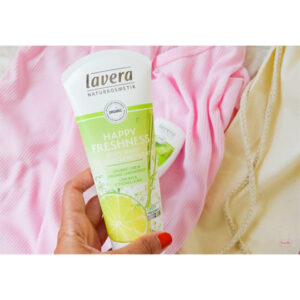 Αφρόλουτρο Happy Freshness βιολογικό με λάιμ & λεμονόχορτο Lavera 200ml μπροστά από μια πετσέτα μπάνιου