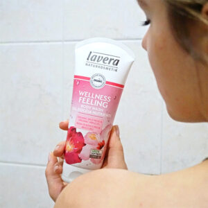 Αφρόλουτρο Wellness Feeling βιολογικό με άγριο τριαντάφυλλο & ιβίσκο Lavera 200ml στο μπάνιο