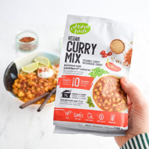 Σούπα κάρυ curry mix vegan Cultured Foods 130gr κάποιος κρατά τη συσκευασία στο χέρι
