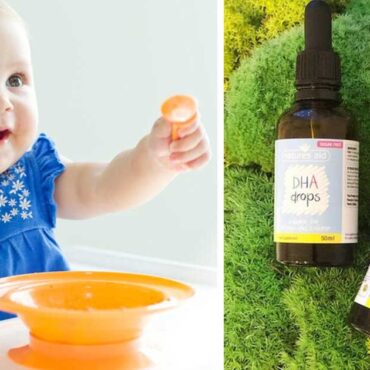 Ευτυχισμένο μωρό μπροστά από ένα πιάτο και δεξιά στην εικόνα τα συμπληρώματα dha και βιταμίνη d3 mini drops της Natures Aid για τα μικρά παιδιά